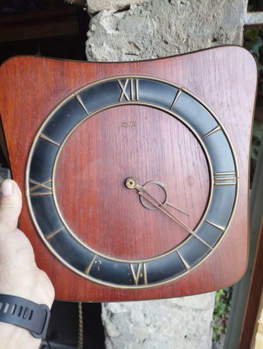 Zegar Genfa stary w dobrym stanie