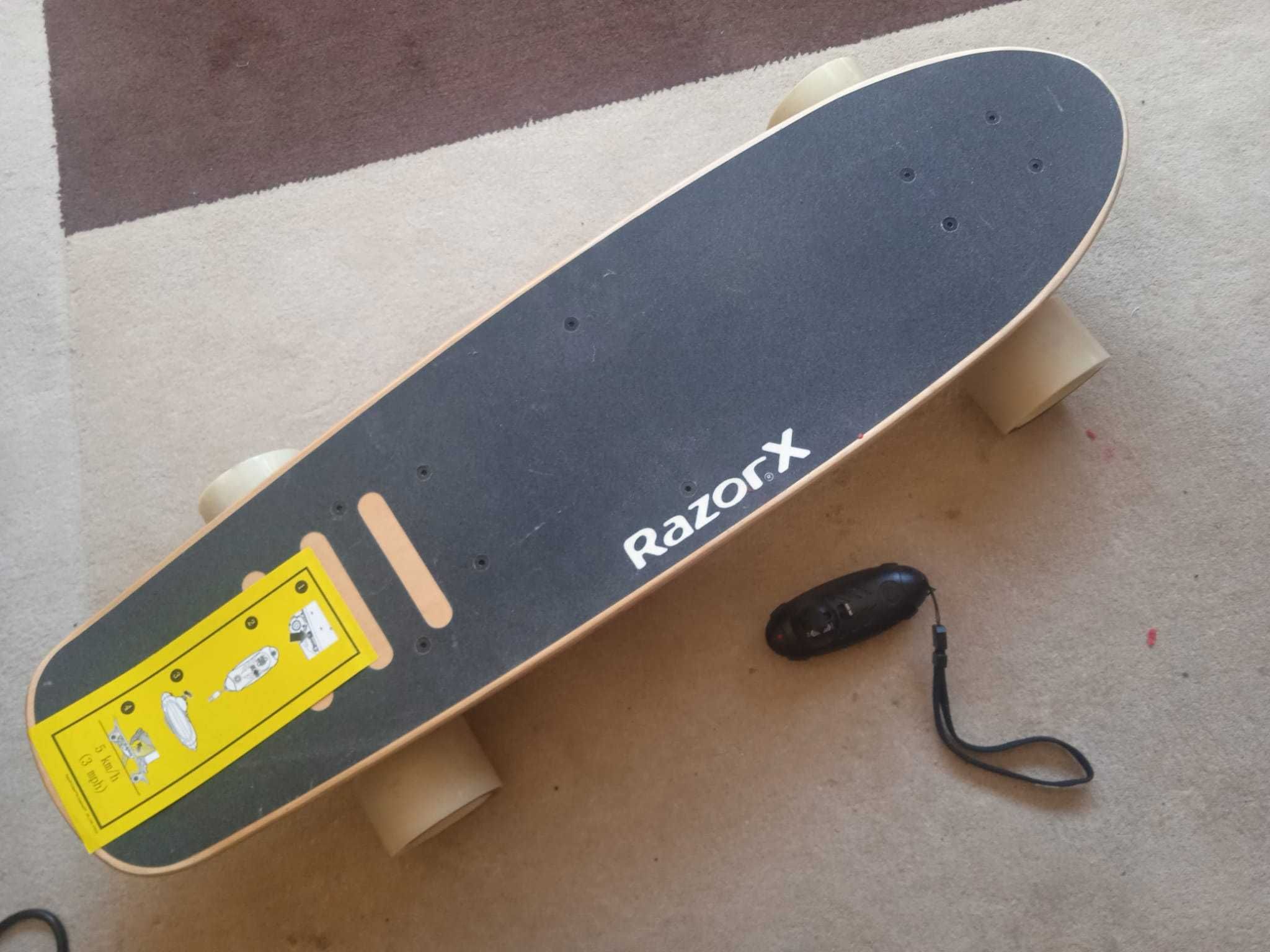 Skate elétrico recarregável com comando manual pouco uso