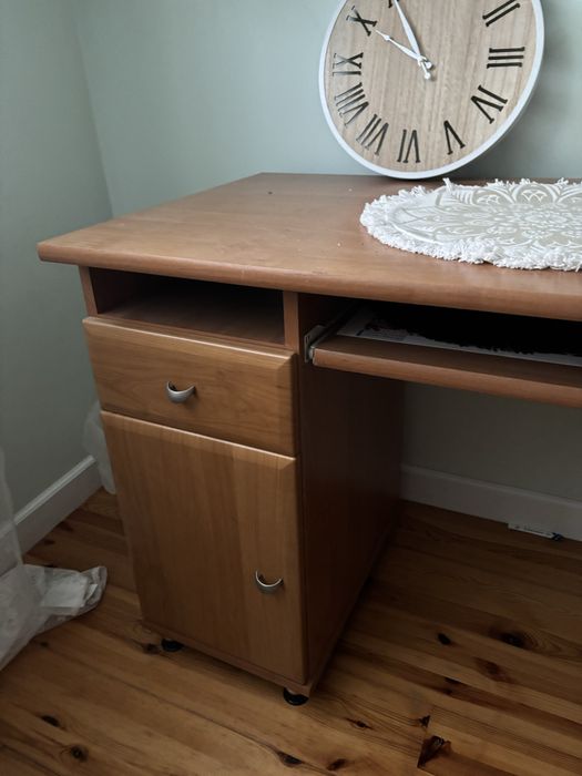 Biurko z wysuwanym blatem i półkami