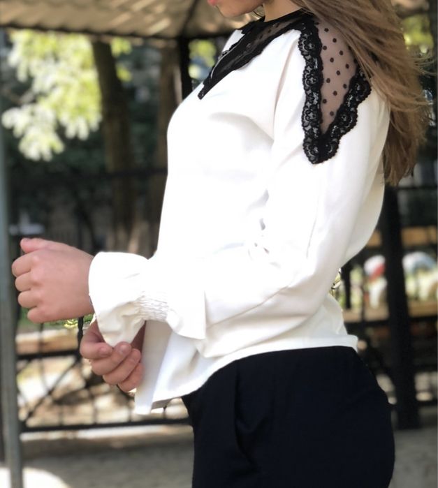 Біла блузка