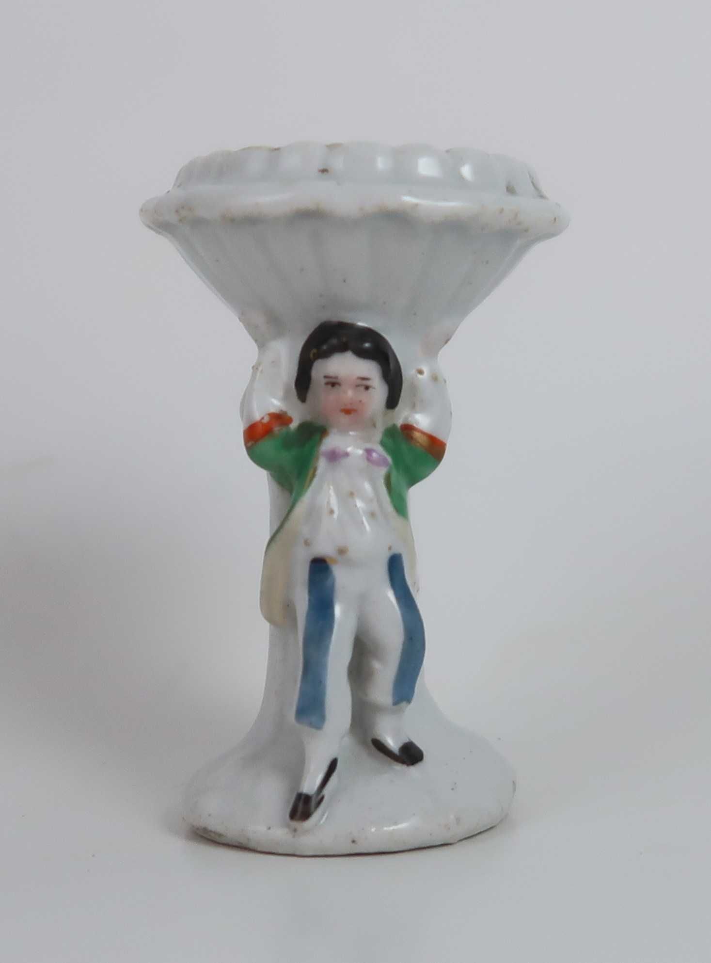 Pequeno Castiçal em porcelana com figuras Séc. XIX
