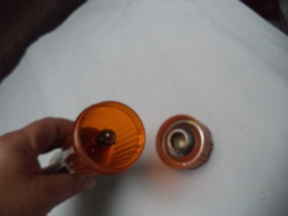 Stara latarka sygnalizacyjna kolorowa z lat 80. niesprawna