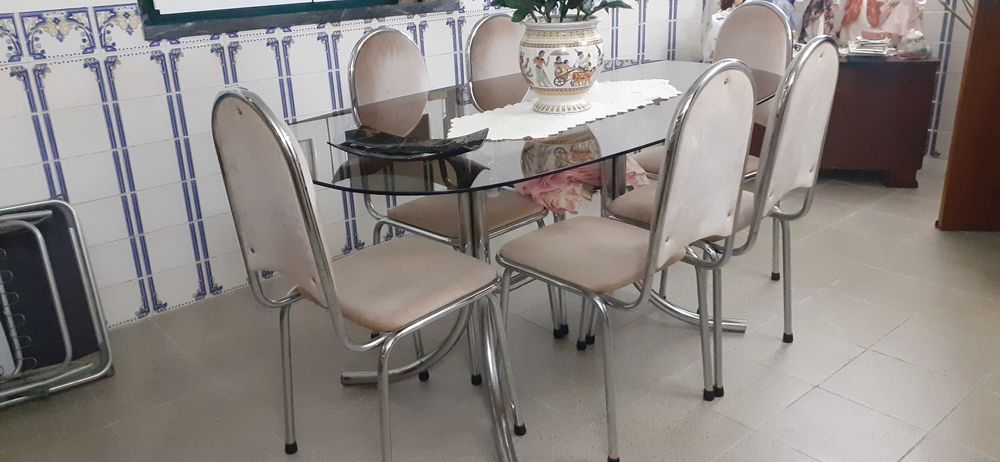 Mesa de vidro mais seis cadeiras, de sala jantar