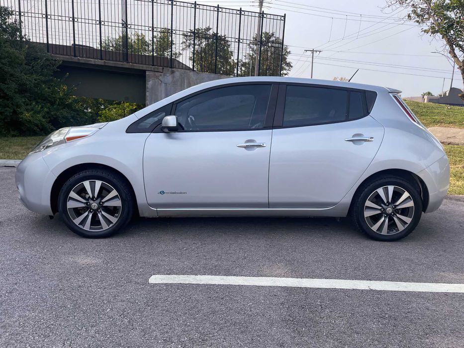 Nissan LEAF      2015