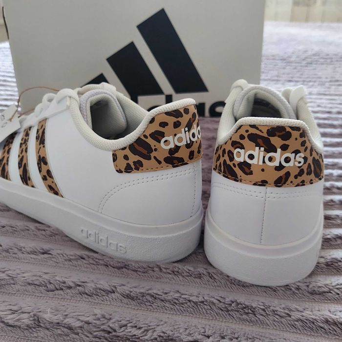 Кросівки 38,5-39 Adidas оригінал екошкіра трендові білі з принтом лео