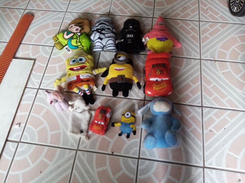Peluches, grandes e pequenos, cerca de 20