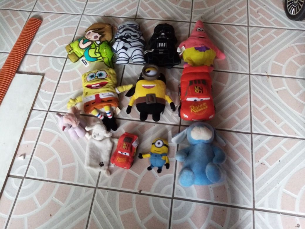 Peluches, grandes e pequenos, cerca de 20