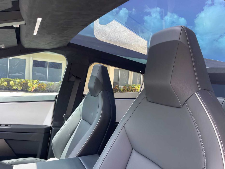 Tesla Cybertruck      2024