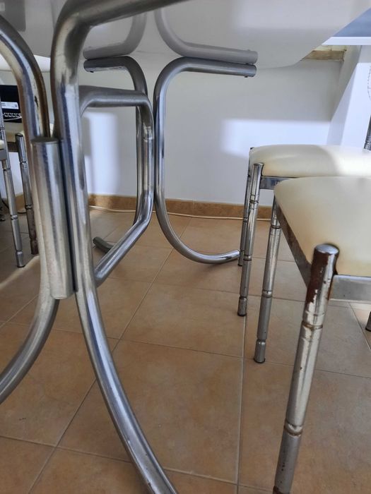 Mesa grande em tampo branco