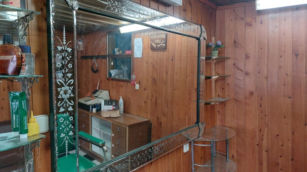 Cadeiras e espelhos para barbeiros