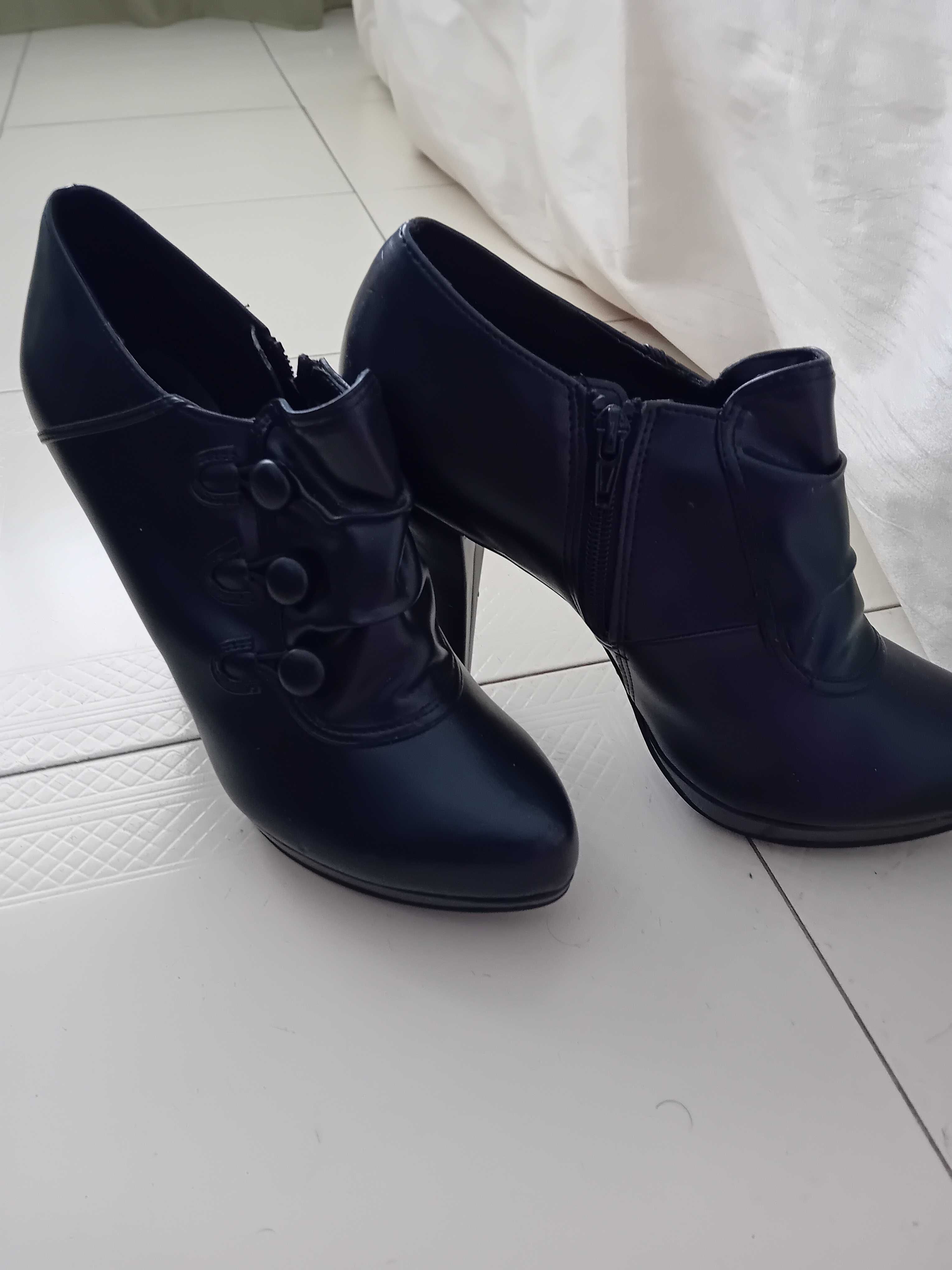 Botas e sapatos novos e pouco usados