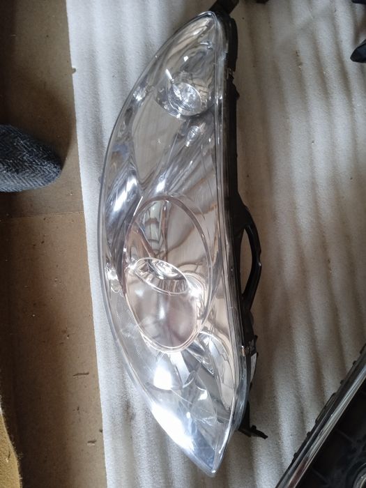ПраваФара Пежо 407 2004р