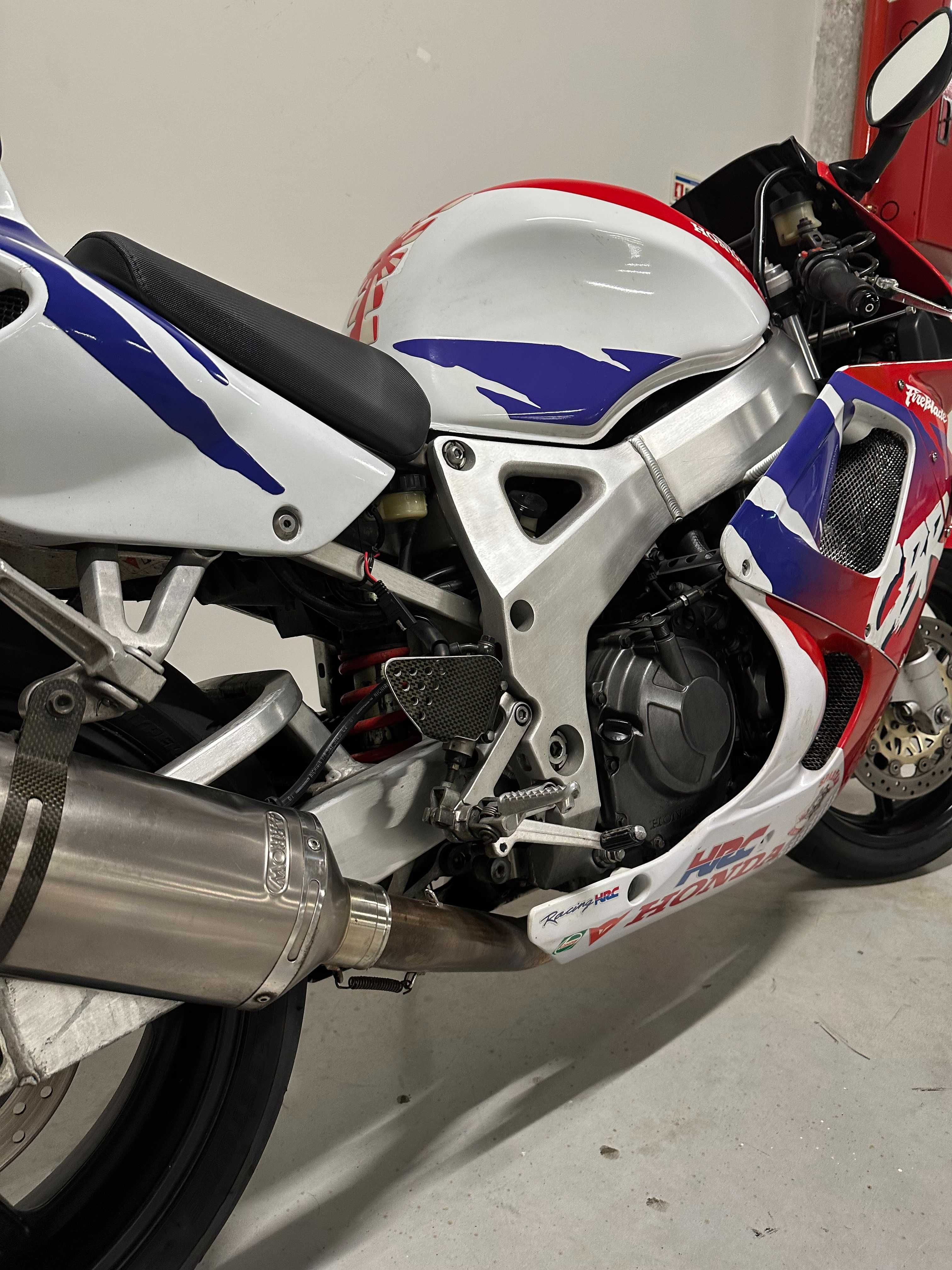 Honda CBR 900 RR SC28 - FireBlade