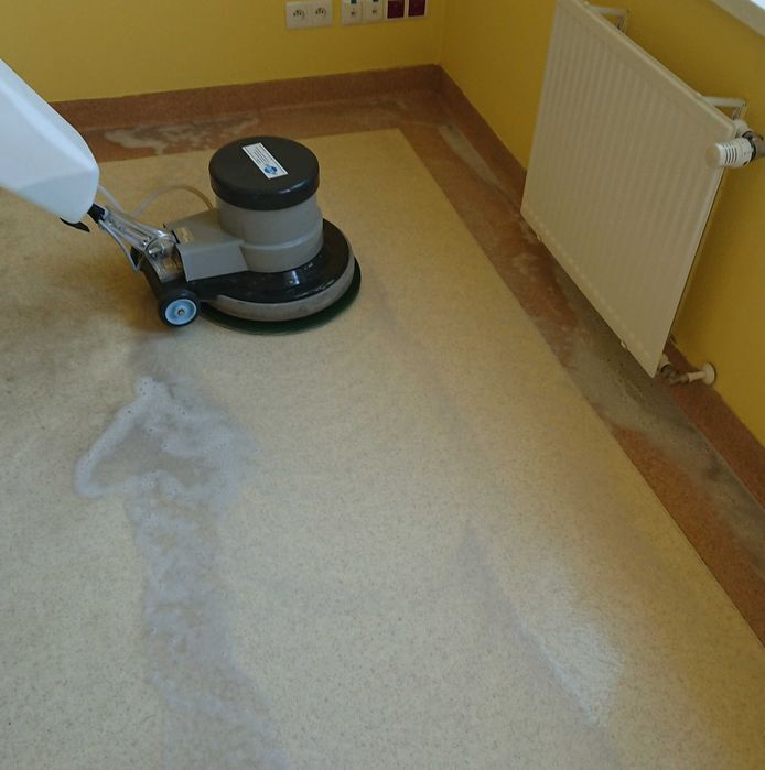 Maszyna do mycia posadzek - wynajem z dowozem