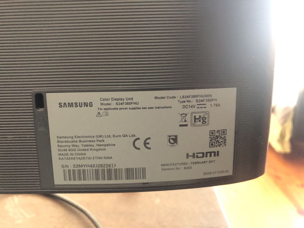 Ecran monitor Samsung  c/ cabos imoecável + oferta de teclado gamer