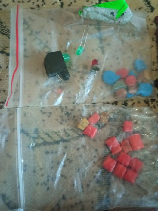 Продам пару плат з деталями.