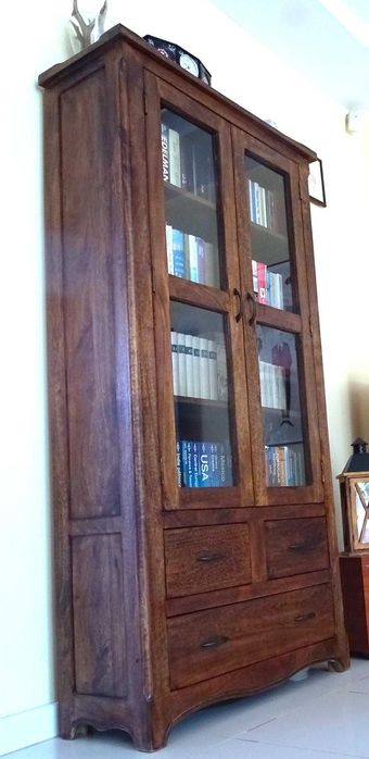 Śliczna witryna / biblioteczka kolonialna z litego drewna egzotycznego