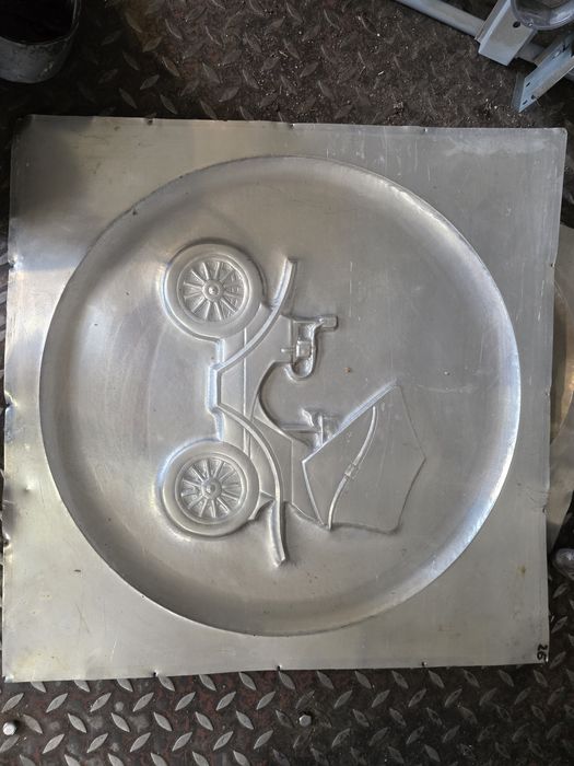 Aluminiowe tablice etro samochód, płaskorzeźba