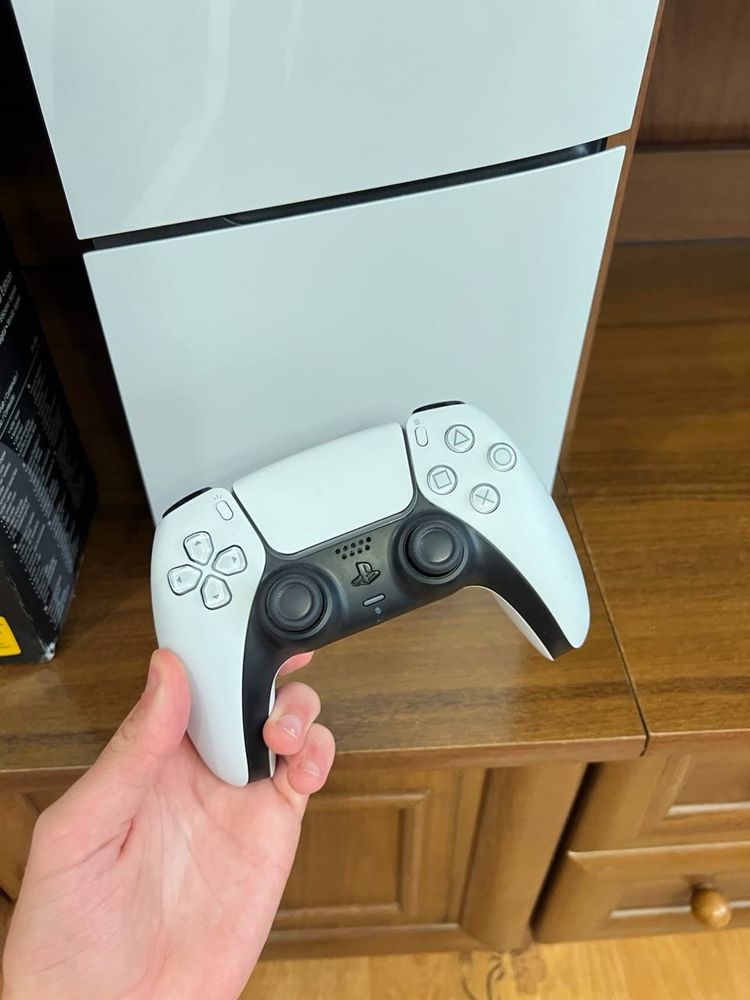 Продаю приставку PlayStation 5 Slim 1tb в ідеальному стані