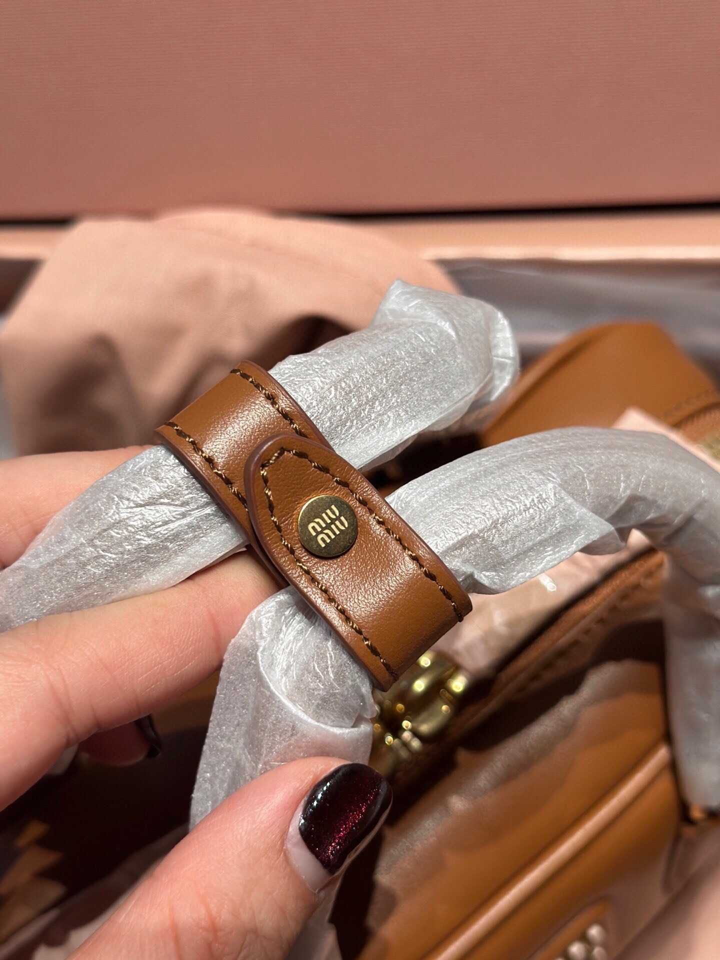 Brązowa Miu Miu Torba – Modny Akcent Codziennych Stylizacji