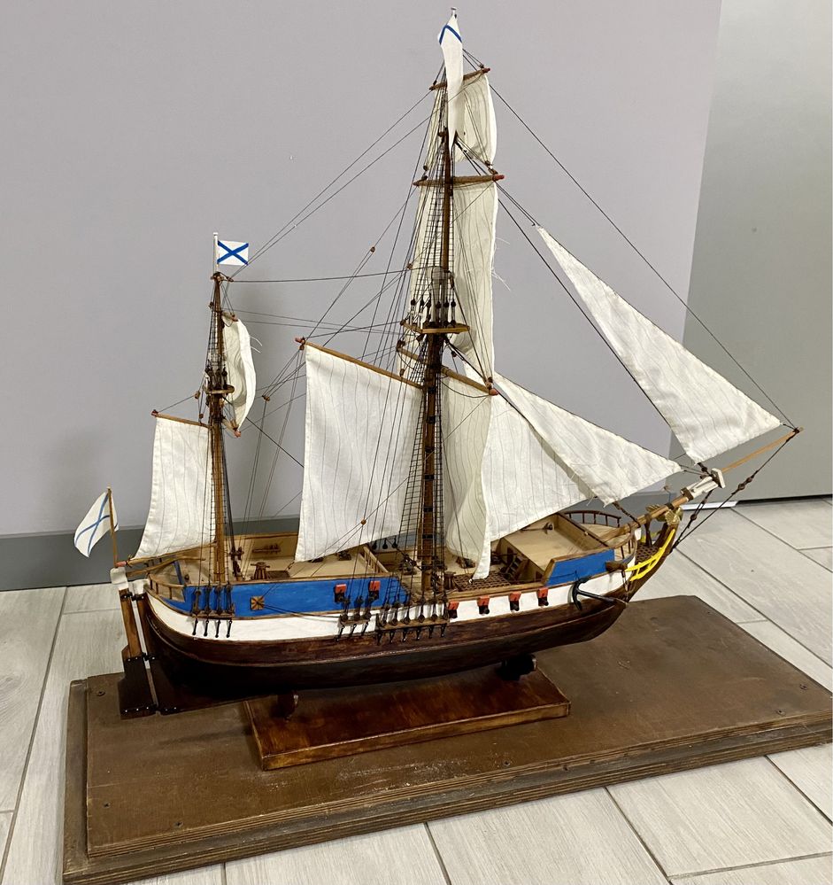 Модель корабля з дерева ручної роботи