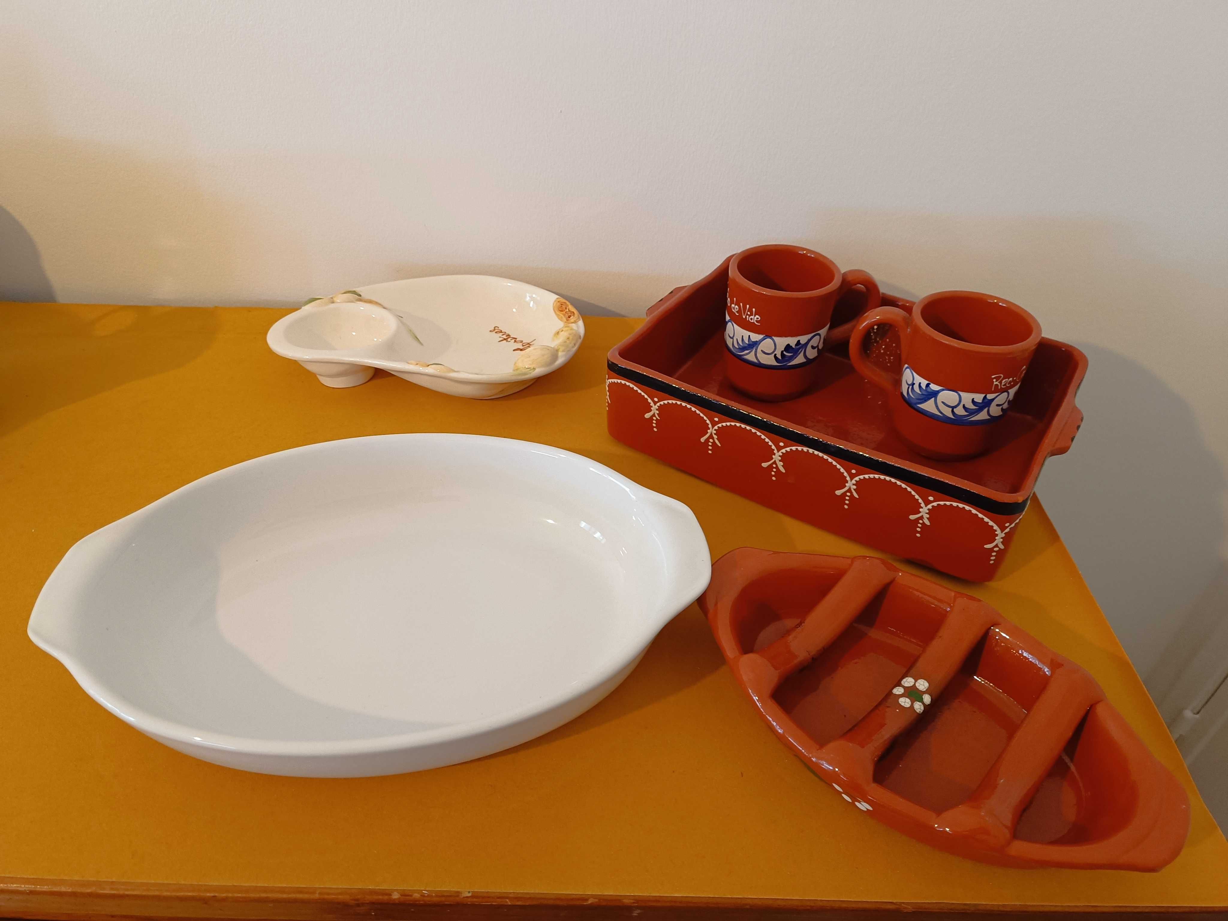 Conjunto grande de loiça e talheres