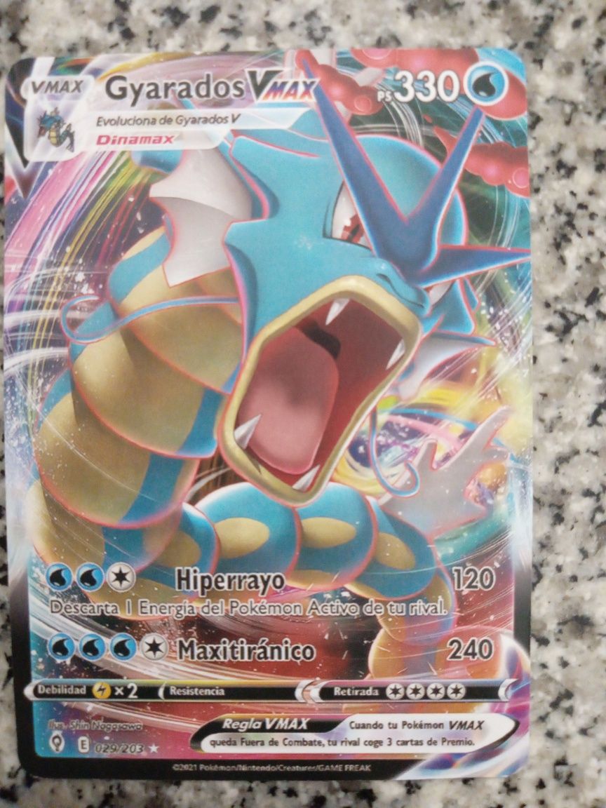 Carta Pokémon Gyarados VMAX em estado bom