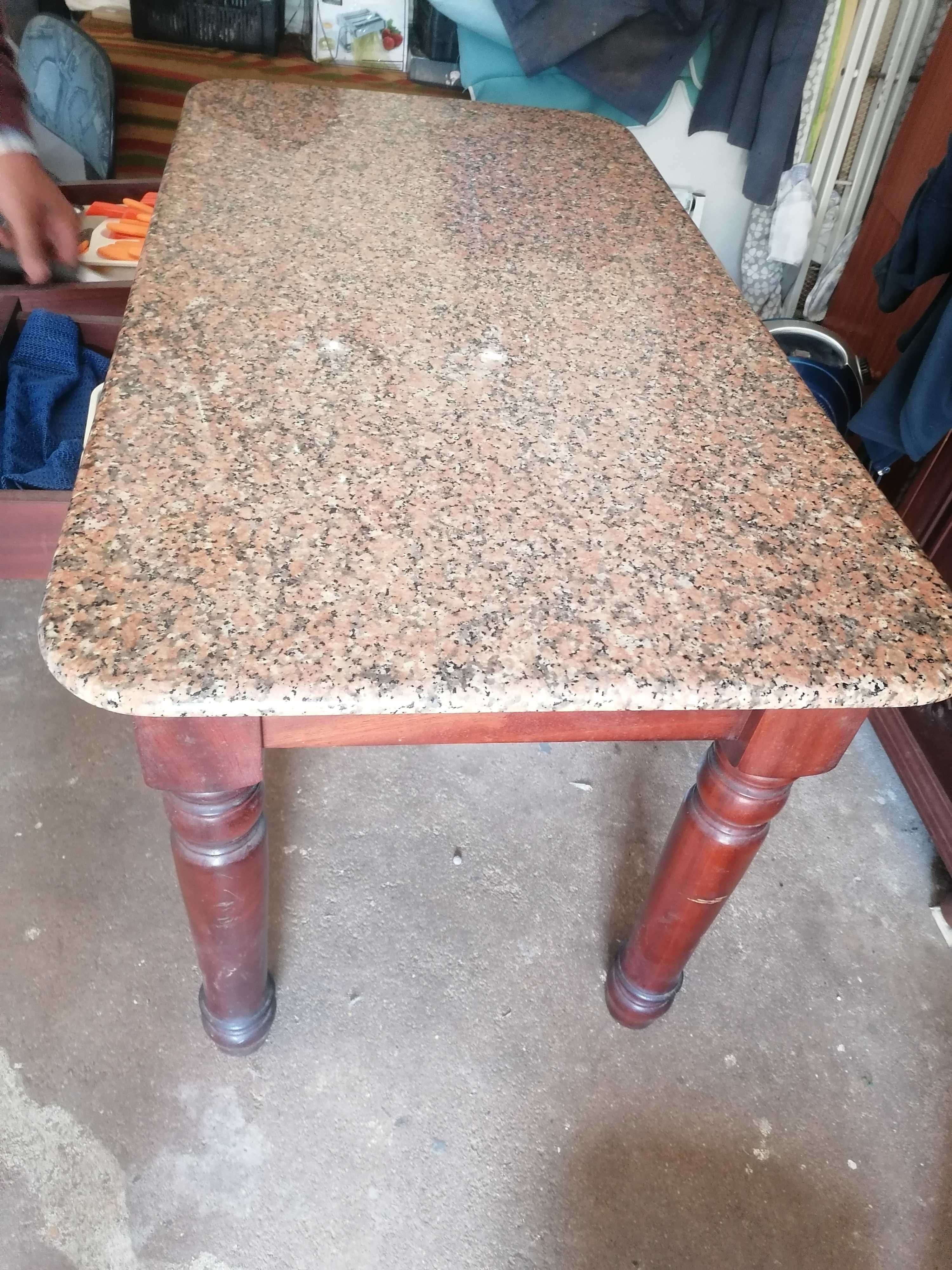 Mesa de madeira com pedra mármore e 4 cadeiras