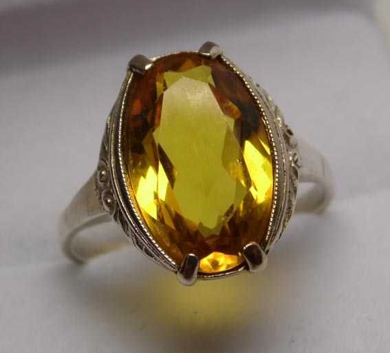 Przedwojenny pierścionek z żółtym kamieniem R.16