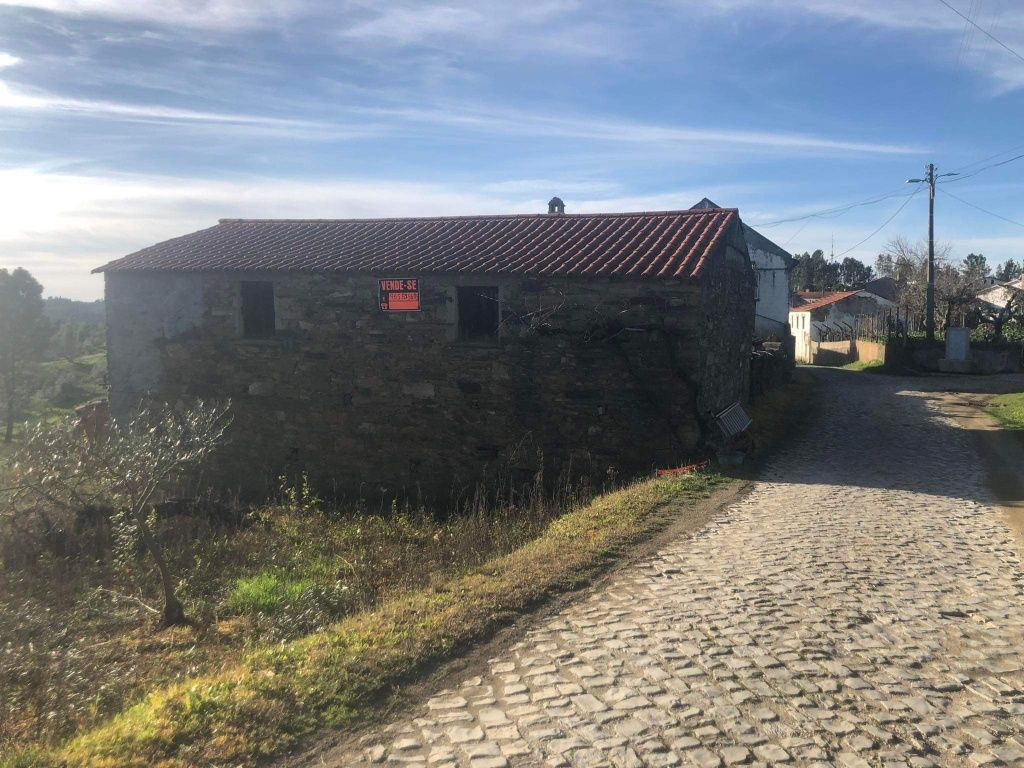 Palheiro em pedra com terreno