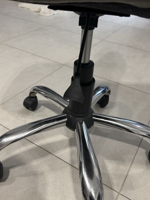 Крісло офісне сіре