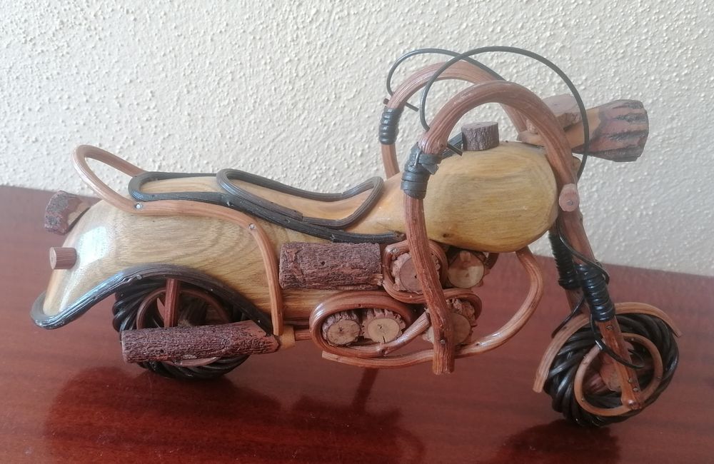 Mota artesanal, toda em madeira reciclável, para colecionar