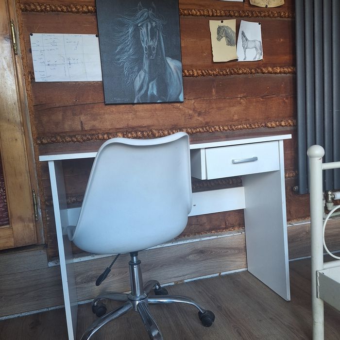 Białe biurko ikea