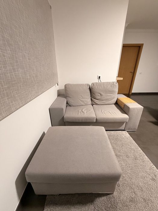 Sofá com pufe cinzento