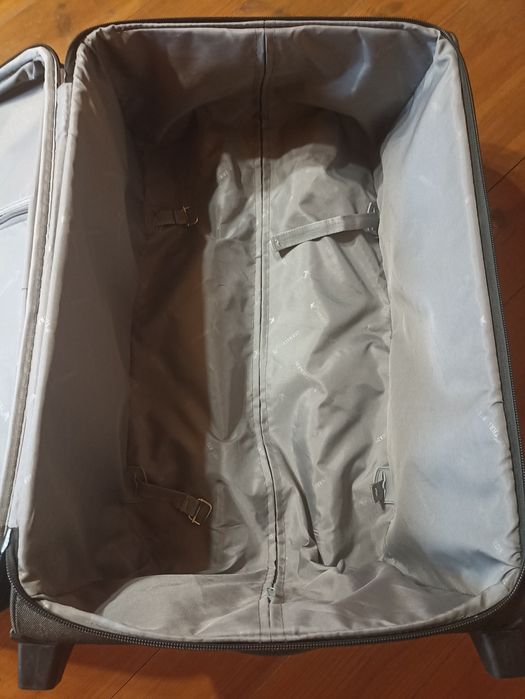 Продам новий чемодан(валіза) на колесах.