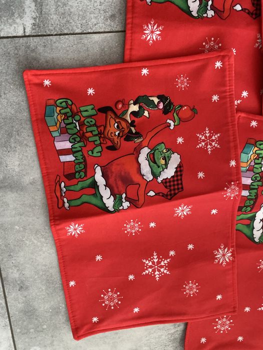 czerwone podkładki pod talerze z motywem świątecznym