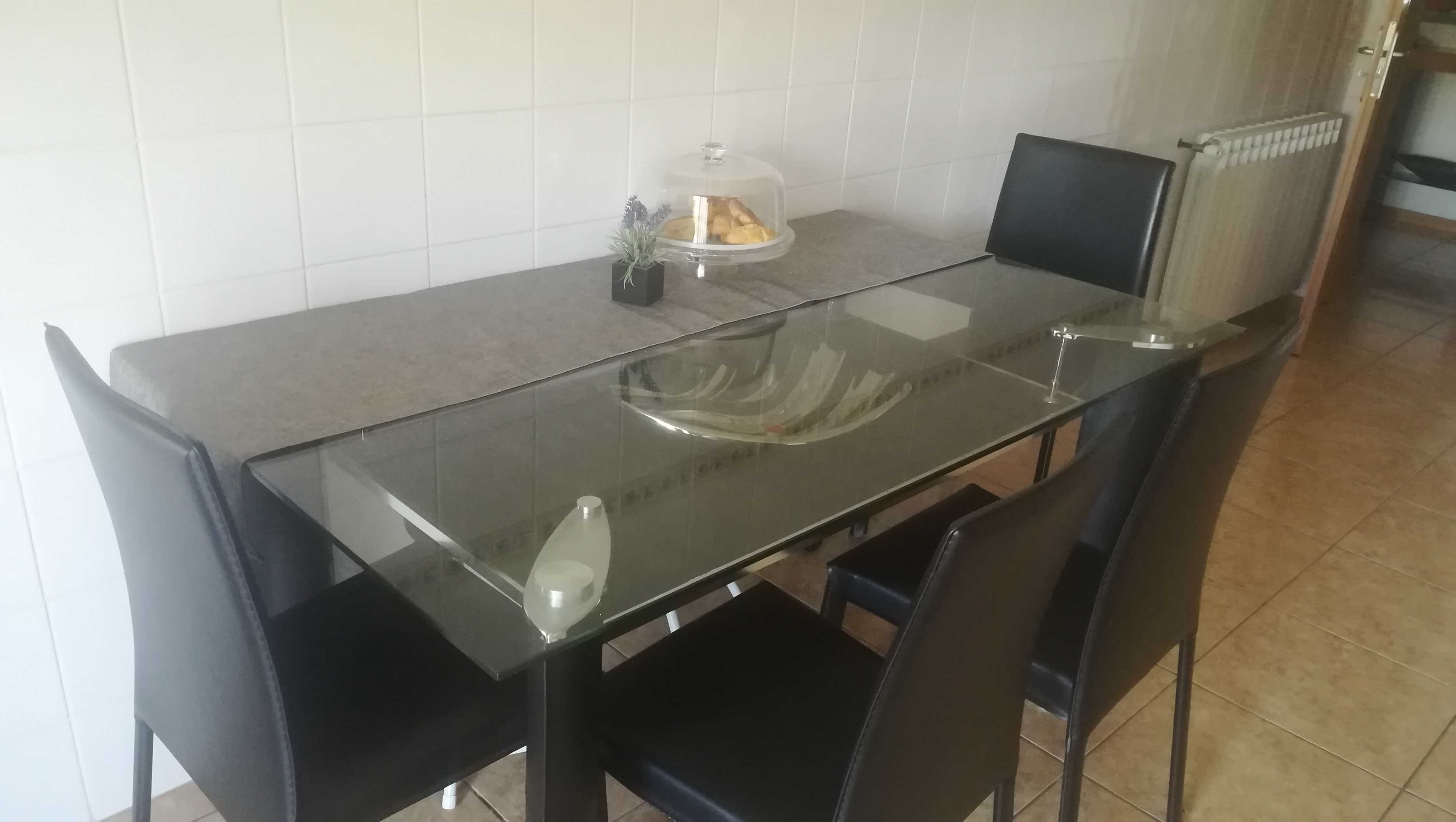 Elegante mesa de cozinha em vidro