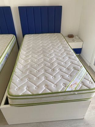 Duas camas de solteiro - mobília de quarto