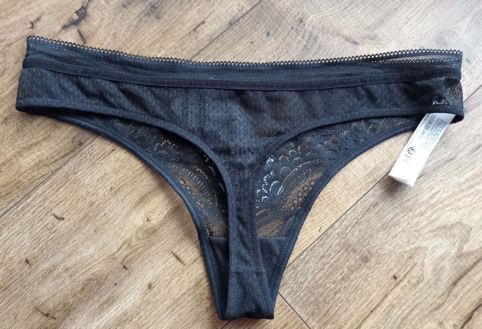 Beauty-full Darling String r 40/L czarne stringi majtki Triumph