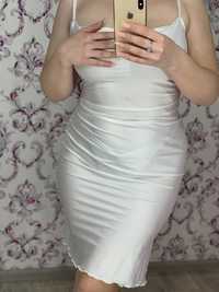 Біла шовкова сукня в більєвому стилф
