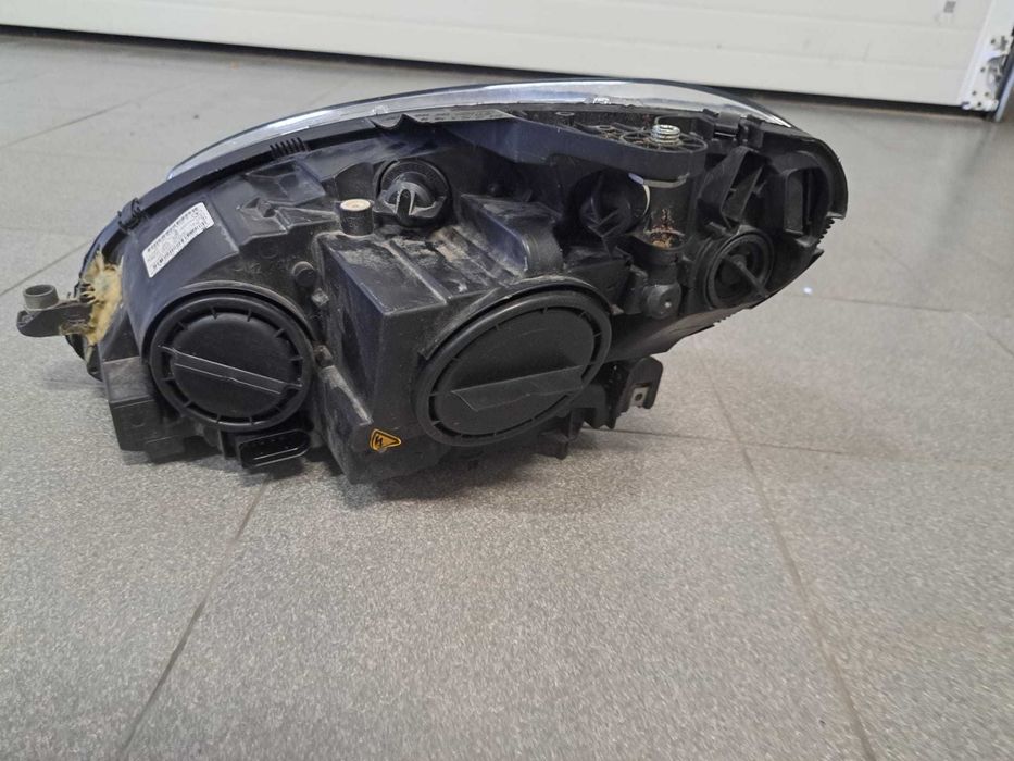 Farol dianteiro esquerdo Mercedes Benz w204 - suporte reparado