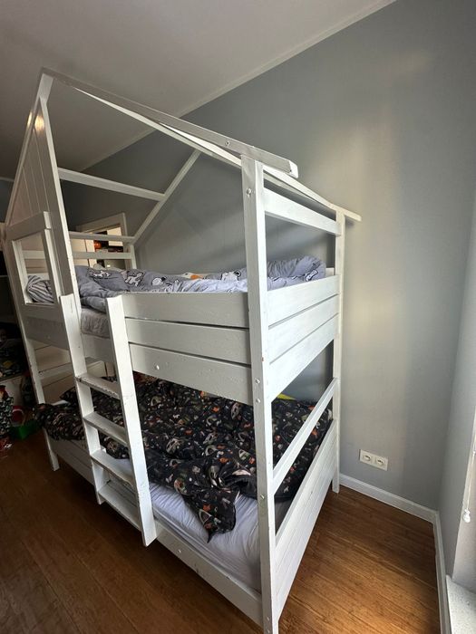 Łóżko piętrowe domek