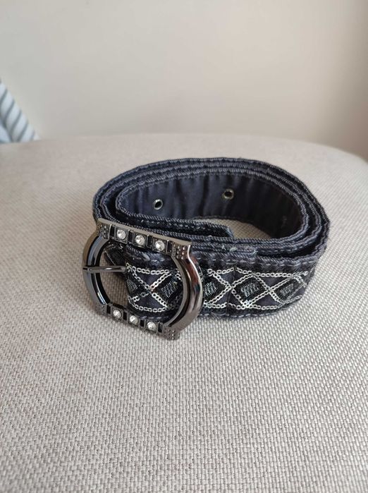 Pasek z kryształkami.