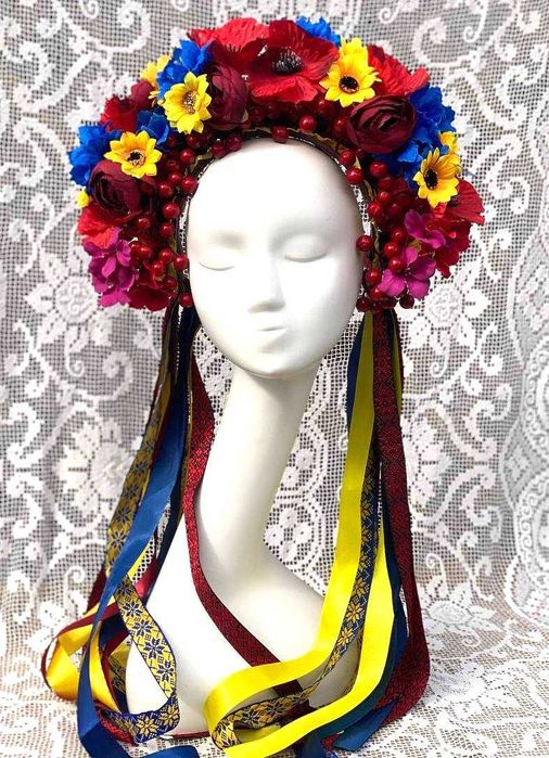 Красивий український вінок з вишитими стрічками та калиною