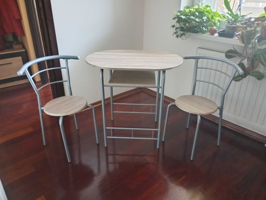 Stół kuchenny z dwoma krzesłami.