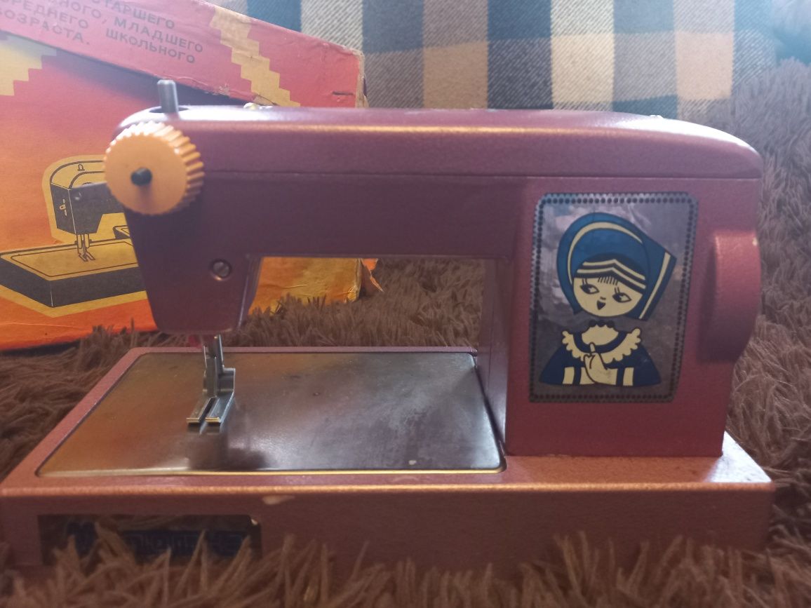 Детская швейная машинка "Малютка"