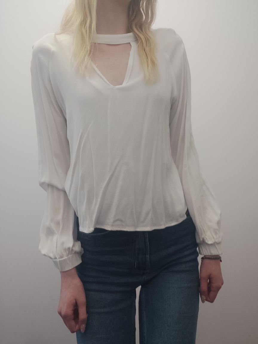Biała bluzka koszula z dekoltem choker Bershka
