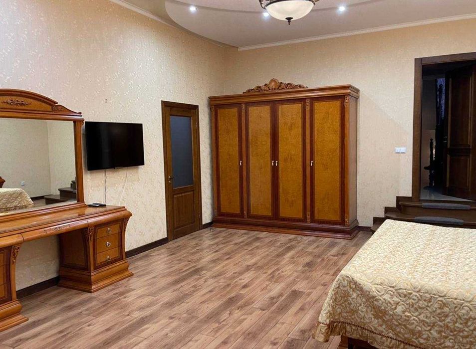 Оренда ексклюзивного будинку Стоянка корт басейн озеро на ділянці