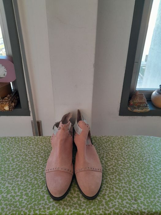 Vendo Botas de Senhora NATA muito bonitas como novas