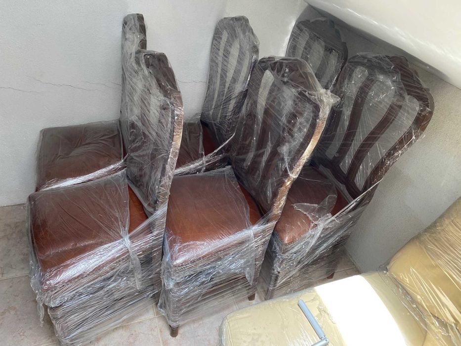 Mesa de jantar em madeira extensível e cadeiras
